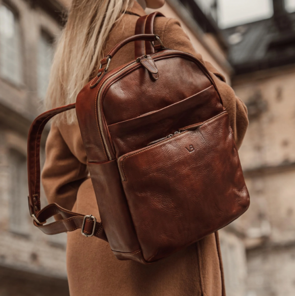 Ransel wanita dari kulit berkualitas tinggi dengan desain minimalis